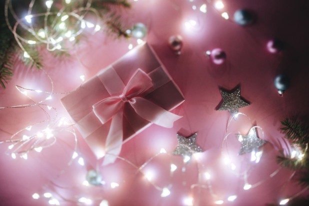 Christmas gift, knitted blanket, pine cones, fir branches on pink background. Flat lay, top view, copy space (Christmas gift, knitted blanket, pine cones, fir branches on pink background. Flat lay, top view, copy space, Byte, 218 components, 218 bytes