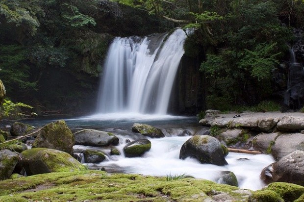 waterfall-4259935_640