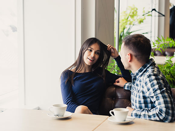 男性が好きな女性にとる態度とは 会話や行動で見抜く脈アリサイン 恋愛ラウンジ